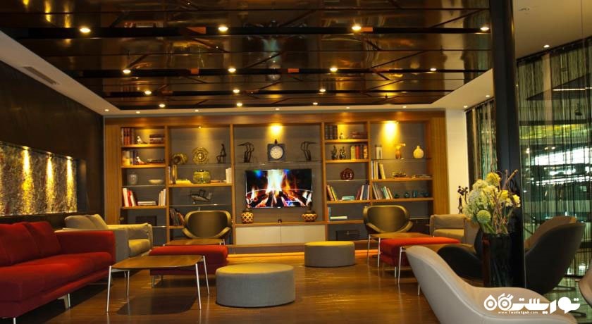 کتابخانه موجود در لابی هتل